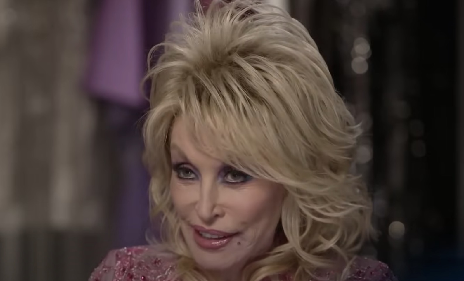 Dolly Parton Stuns Fans By Dressing As Dallas Cowboys Cheerleader